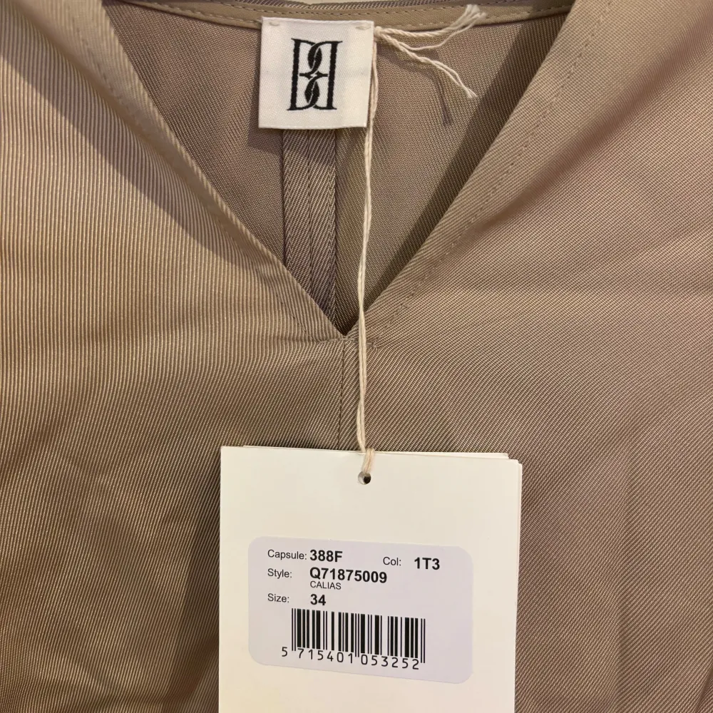 Helt ny (med prislapp) topp/blus från By Malene Birger. Modellen heter Calias tunic-style blouse.  Storlek 34 men oversize och stor så passar mig som brukar ha 36.  Nypris: 2500kr.  Skriv för fler bilder💕. Blusar.