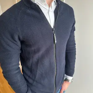 - mörkblå cardigan från märket Tom Taylor Denim i storlek S - gjord i bomull och är fri från defekter - modellen på bilden är 171cm lång och väger 62kg - mvh 