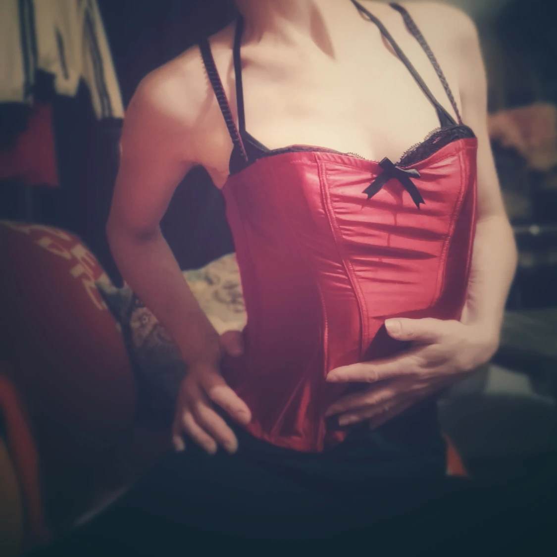 Röd korsett med svarta detaljer - 3