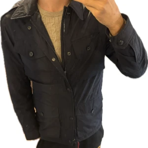 Ralph Lauren Field Jacket - Rejält härlig fältjacka från Ralph Laurens vintersortument. Går bra att glida med under höst, vinter & vår.  För att maximera auran rekommenderar jag att kombinera denna med ett par Manchester united sweatpants.  Jag är 183 & 71kg.  Köptes för 4399:-