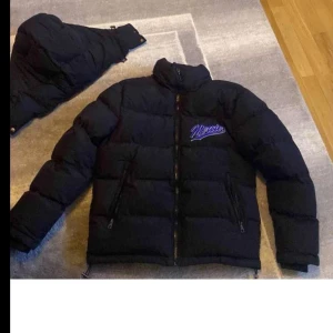 Mercier puffer jacka  - M men passar även S jackan är ny skick fick den i present aldrig använt den för att jag vill inte ha den