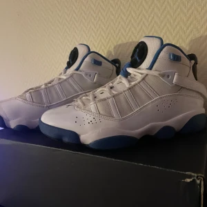 Air Jordan 6 rings - Air Jordan 6. Skick 6/10. Andvända ett fåtal gånger. Har några små repor. Nypris 2000kr. Original låda medföljer. Strl 40