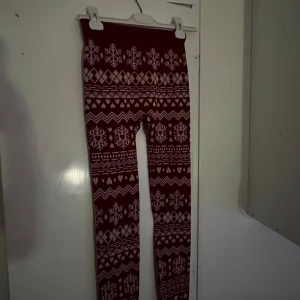 Jul byxor - Säljer dessa helt nya julbyxor. Jag säljer även tröjan. Perfekt skick. 