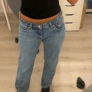 Low straight jeans - Jeans från weekday, använda 1-2 gånger inga defekter. Storlek 25/30 i modellen ”arrow”💖 köparen står för frakten!!