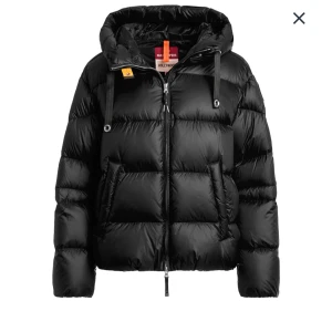 Parajumper tilly - Helt ny, aldrig använd med lappar kvar. Säljs pga inte min stil och kan inte skicka tillbaka.  Nypris drygt 8000. Digitalt kvitto, orderbekräftelse finns 