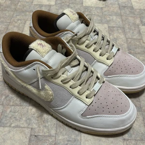 Nike dunk YOTR - Nike dunk year of the bunny Storlek:46 Använda ett fåtal gånger. slutat använda då ja tröttnat på skorna Ord pris:10 929kr Obs!:vita skor snören finns också tillgängliga till skorna om man vill ha de!