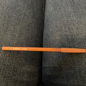 Brun läppenna från CAIA - Säljer en snygg brun läppenna från CAIA i nyansen Lovisa. Perfekt för att definiera och fylla i läpparna med en mjuk och krämig konsistens. Pennan är lätt att vässa för en precis applicering. Perfekt för både vardag och fest! Använd fåtalgånger då jag inte älskar nyansen på mig❤️