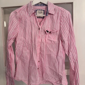 Skjorta från Abercrombie - Står storlek L i plagget men upplevs som en 36a. 