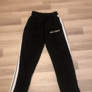 Palm angels byxor - Ett par Palm angels byxor, aldrig använda pga liten storlek