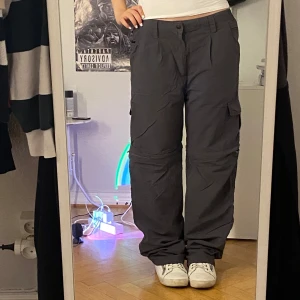 Cargos/ Jorts - Jättefina cargo byxor. Dragkedja lite ovanför knän, kan bli till jorts.