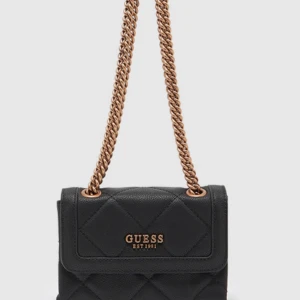 Guess väska  - Sälja min söta guess väska. Väskan är i bra skick och har inte defekter.  Priset kan diskuteras vid seriösa samt snabba köpare 