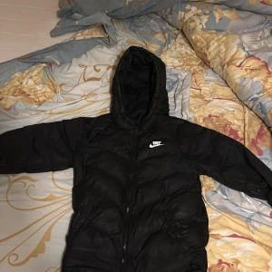 Nike jacka  - Notera att det är ej S för vuxen utan det är L för ungdom