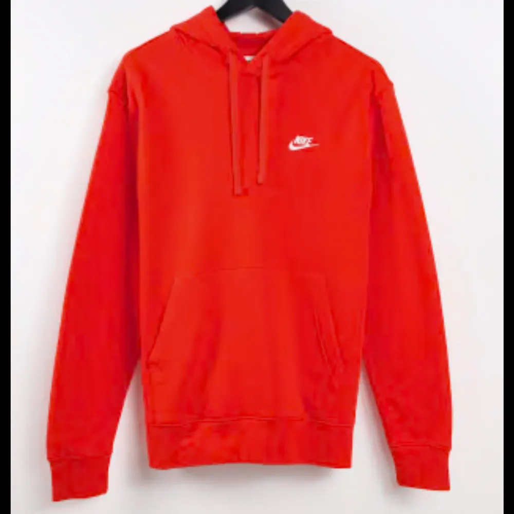 Välanvänd Nike röd/orange huvtröja i storlek M. Defekter vid visa ljus syns på de två sista bilderna❤️. Hoodies.