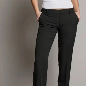 Bikbok kostymbyxor  - Säljer nu mina kostymbyxor då dom är lite för små, dom är använda men inga defekter 💗💗priset är diskuterbart💗