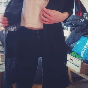 Snygg lång tröja att ha över - En snygg stilren stickad tunn lång tröja att ha över andra plagg med fickor. 