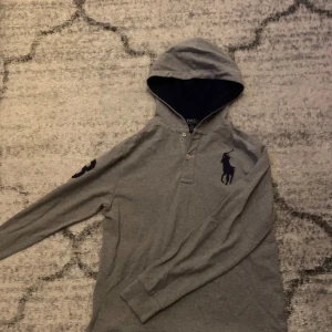 Ralph lauren - Ralph Lauren hoodie i nyskick och i storlek XL barn men passar M/S och gör att priset på 449 är en steal🍆