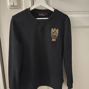 Morris hoodie - Tja, säljer en väldigt snygg och fräsch Morris tröja i storlek XS. Väldigt bra skick och inga hål eller sånt. Var inte rädd med att komma med frågor om ni är intresserade.