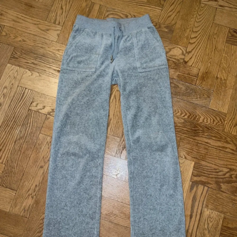 Intressekoll på Juicy Couture byxor, använda få gånger då de är förstora, storlek xs!☺️. Jeans & Byxor.