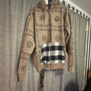 ❗️PRIS KAN DISKUTERAS❗️snygg och mysig ❗️PRIS KAN DISKUTERAS❗️Karl Kani huvtröja, storlek S men oversized - ❗️PRIS KAN DISKUTERAS❗️Karl Kani huvtröja storlek S men baggy och oversized men sitter fortfarande väldigt bra 400kr
