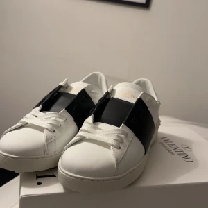Valentino opens - Säljer mina valentino opens. 9/10 skick ,bara testade 1 gång Söker efter nya skor, så kom med bytes förslag!