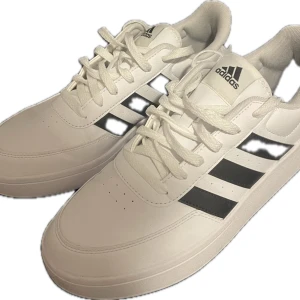 Vita Adidas Sneakers - Strl 44 använda 1 gång 