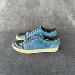 Lanvin Captoe DBB1 | 44-45 - Blåa Lanvins i storlek 44 EU - DBB1 SIZE 10 (passar 44-45) | Skorna är i bra skick | Endast skor medföljer vid köp | Självklart äkta | Mer bilder finns! Fraktas spårbart via postnord📦