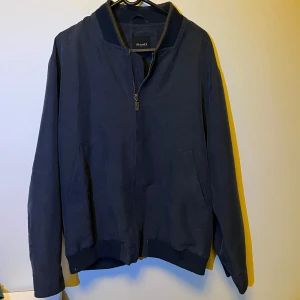 Sand Jacka - Riktigt fin och stilig jacka från Sand Copenhagen. Den är i fint skick och mycket exklusiv. Storlek S. Skriv vid minsta intresse, pris kan diskuteras vid smidig affär 😀