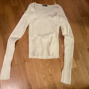 Topp - Ribbad topp från gina tricot i storlek S. Aldrig använd. 