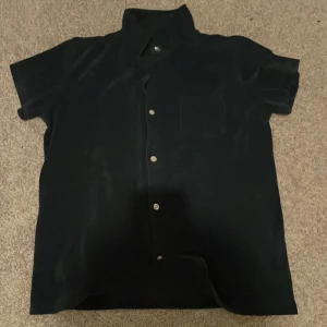 Frotté t-shirt - Frotté T-shirt. Använd vi 2 gånger så i gott skick. Storlek 170/16 år 