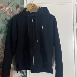 Säljer denna feta ralph lauren dragkedja hoodie som inte har några defekter och är knappt använd, helt äkta och nypris är 2300