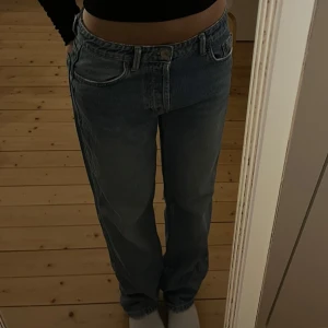 Jeans - Sjukt snygga jeans från Zara, med detalj längst ner💞Säljer då dem tyvärr inte kommer till användning💞