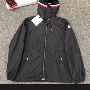 Moncler regn jacka - Moncler tun jacka helt ny och är i bra kondition finns alla storlekar och olika färger skriv för mer frågor 