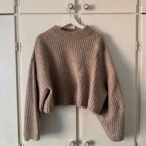 Stickad tröja Ginatricot -  Fin stickad tröja från Gina Tricot, inte mycket använd, I väldigt fint skick!🌸