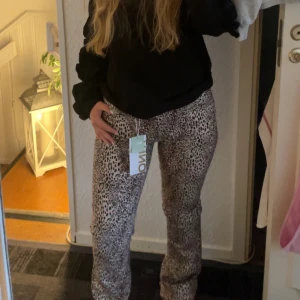 Only - Säljer ett par only jeans. Oanvända storlek M. Sitter jättefint och är i bra kvalitet. Har tyvärr två lika dana hemma. 