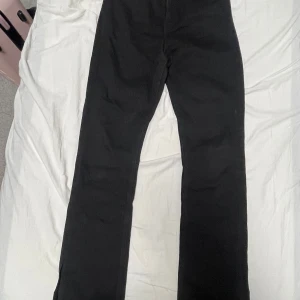 H&M jeans - Jeans från H&M som är använda ett fåtal gånger, den har en liten öppning på benet. Väldigt fina jeans. De är i storlek 40.