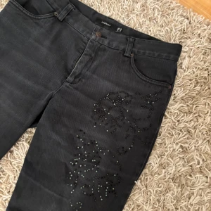 Midwaist jeans med kristaller - Superfina! Har tyvärr tappat några diamanter.