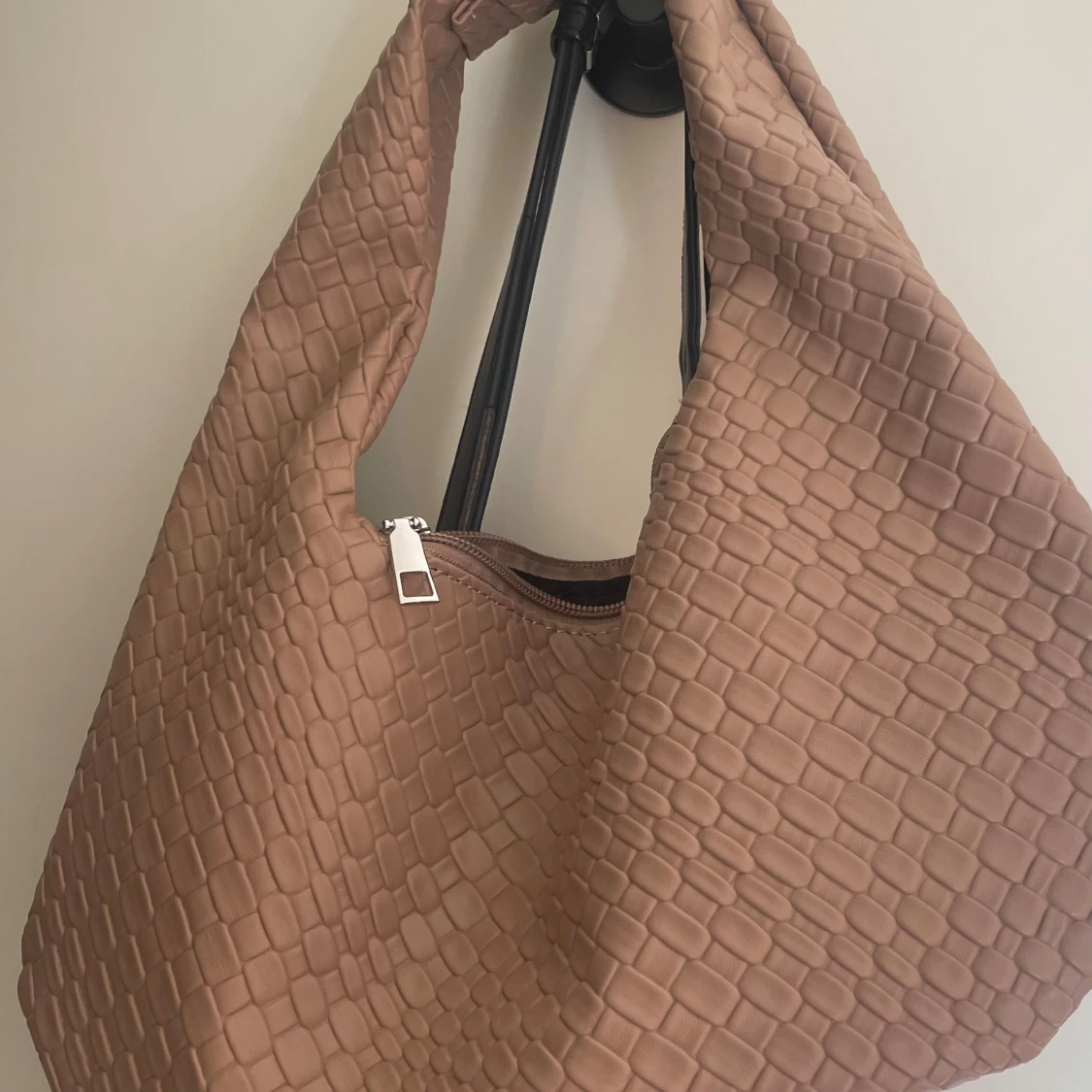 En handväska från SHEIN 