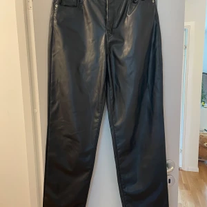 PU byxor svarta strl 38 H&M - Fint skick, inget att anmärka på. Raka ben.