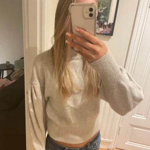 Stickad tröja.  - Intressekoll för denna super fina stickade tröjan. Den är i nyskick och aldrig använd. Den har puffärmar och en mindre krage. Hör av dig för fler bilder. 