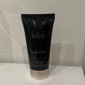 Bodylotion från märket YSL i deras kända doft Black Opium. Doftar starkt och är perfekt att ha på sig under parfymen för att få parfymen att sitta längre. Har skimmer och är supermjuk på kroppen. 