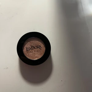 Isadora ögonskugga/highlighter - Säljer denna ögonskugga/highlightern. Aldrig använd bara testat på fingret. Okej skick. Pris kan diskuteras