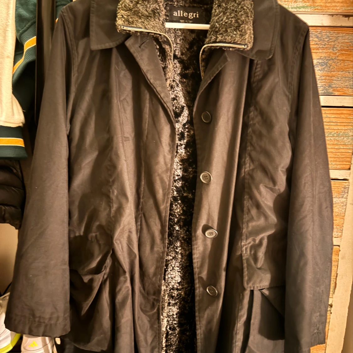 Svart Allegri trenchcoat kappa