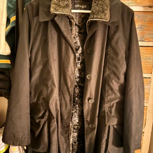 Svart Allegri trenchcoat kappa - Använd endast en gång. Toppenskick. Storlek M. 