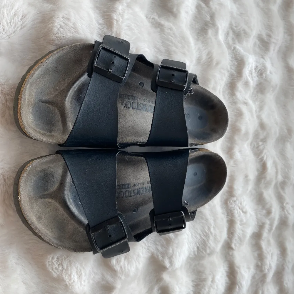 Birkenstock Arizona Använda inomhus alltid med strumpor Rämmarna är med mocka på insidan Korken är hel och inga som helst skador. Skor.