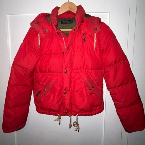 Vinter jacka - Äkta Ralph Lauren jacka i gott skick. Den är använd ett få tal gånger. Då jackan behöver en tvätt säljer jag den för 1100kr. Nypris 5000kr