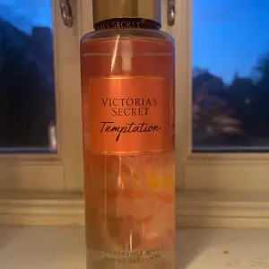 Säljer denna Victoria Secret parfym i doften Temptation som ej säljs i Sverige.  Har en fräsch och blommig doft som är ganska mild.  Använd max 2 gånger. 