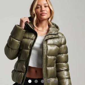 Superdry jacka - Jättefin jacka från superdry. Köpt här på plick men orginalpriset är 1500. Som man ser på bild 2 har den en lapp på vänstra armen från tidgare säljare, därav det låga priset. Säljer pga av att den är för stor för mig. Kan byta med nån som har xxs/xs 