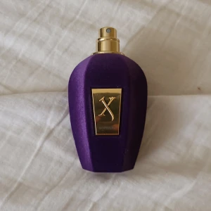 Xerjoff Soprano - En väldigt god parfym med noter av frukter, Litchi och freesia. Den är en orientalisk parfym med agarträd (oud) och patchouli i basen. Den är ett mästerverk men jag vill prova nåt nytt.