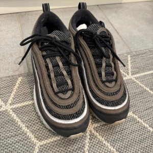Nike Air Max 97 - Nike by you - modell air Max 97  Väldigt fint skick, använda ett fåtal ggr. Strl 40,5