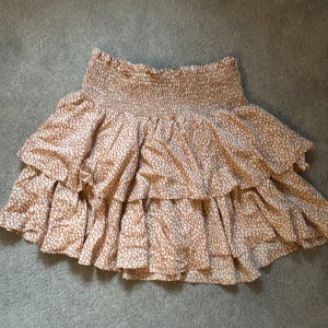 Kjol  - En kjol från h&m men köpt second hand i storlek m men passar andra storlekar för den är stretchig!